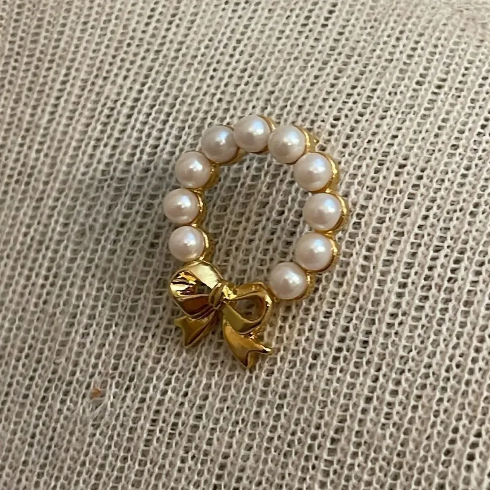 Vintage 1999 AVON Pearlesque Wreath Pin with Goldtone Bow